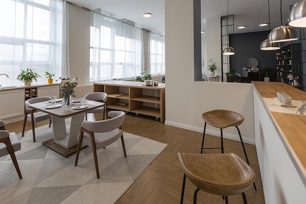 Minimalistisch modern interieurontwerp enorm licht appartement met een open plan in Scandinavische stijl in witblauwe en donkerblauwe kleuren met kolommen in het midden inclusief keuken, kantoor en woonkamer