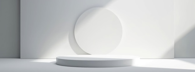 Minimalistisch wit podium met cirkelvormige achtergrond en schaduw