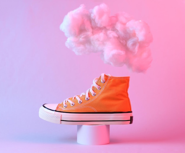 Minimalistische creatieve showcase met sneakerwolken in roze blauw neonlicht