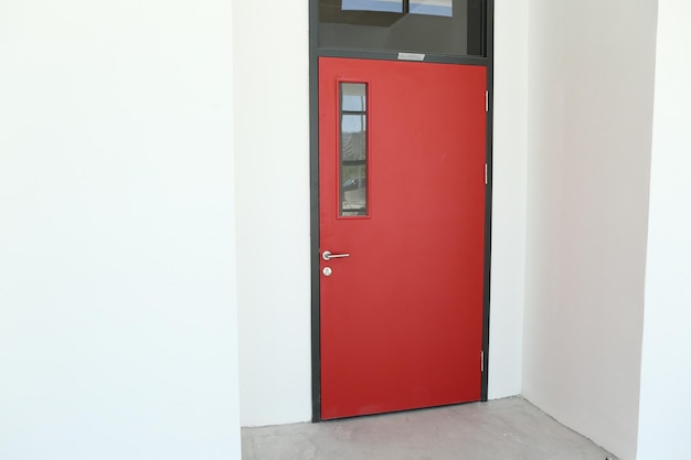 minimalistische deur, voordeur, houten deur, grote houten deur
