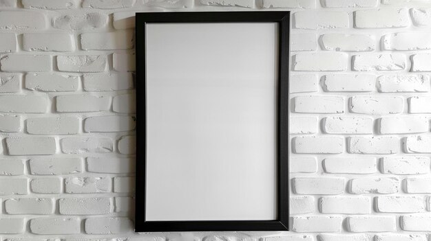 Minimalistische elegantie Blank Black Mounted Portrait Frame tegen een witte bakstenen muur