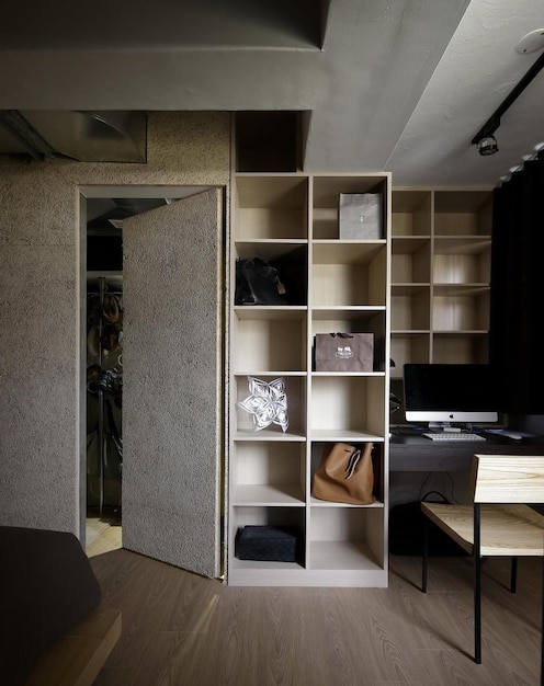 Minimalistische moderne slaapkamer met ingebouwde planken