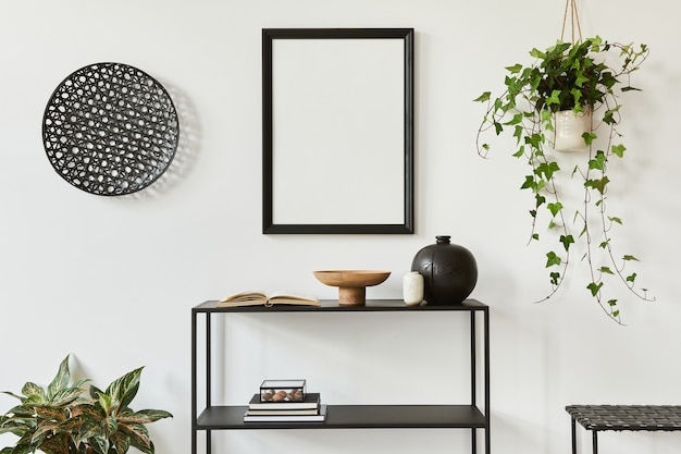 Minimalistische stijlvolle compositie van creatief kamerinterieur met mock-up posterframe, metalen plank, planten en persoonlijke accessoires. Zwart-wit begrip. Sjabloon.