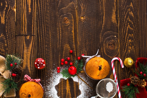 Minipanettone met vruchten en Kerstmisdecoratie, houten achtergrond