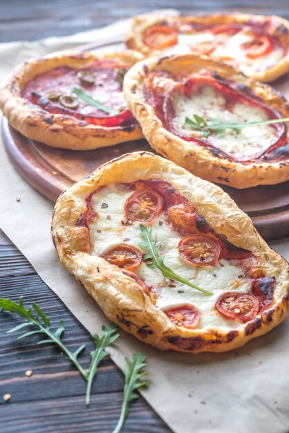Minipizza's op de houten raad