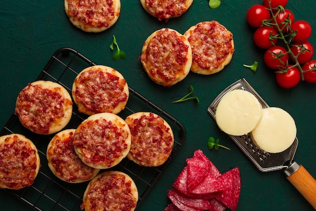 Minipizza's salami met mozzarellakaas op het tafelblad bekijken geen mensen