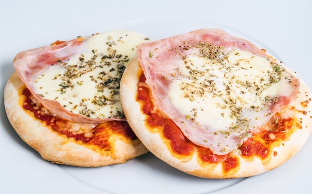 Minipizza. Smakelijk Italiaans voorgerecht