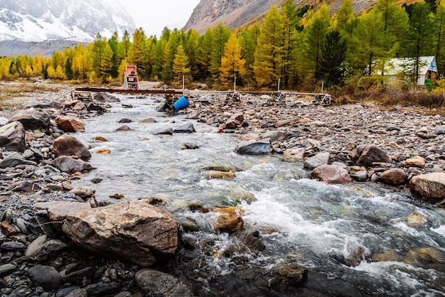 Miniwaterkrachtcentrale in Aktru-klimmerkamp, Altai Republiek, Rusland