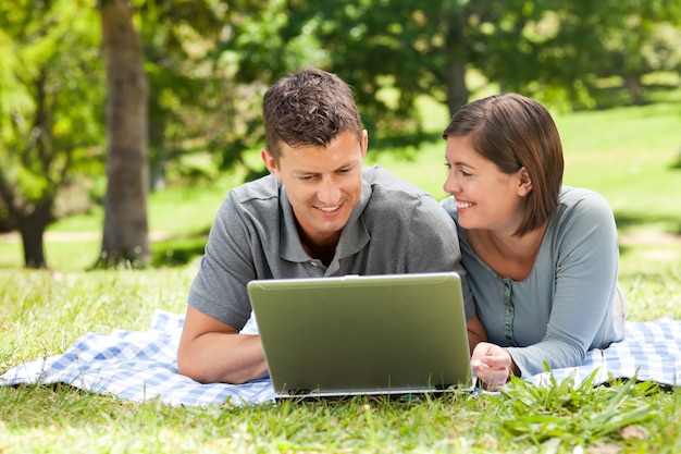 Minnaars die aan hun laptop werken