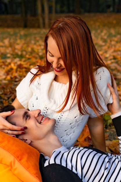 Foto minnaarsman en vrouw in het park in de herfst