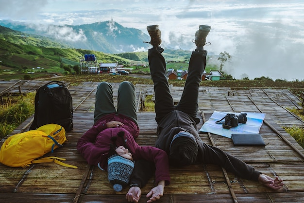 Foto minnaarvrouw en -mannen reizen ontspannen in de vakantie.