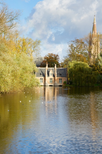 Photo minnewater pond at sunny day, brugge, belgium