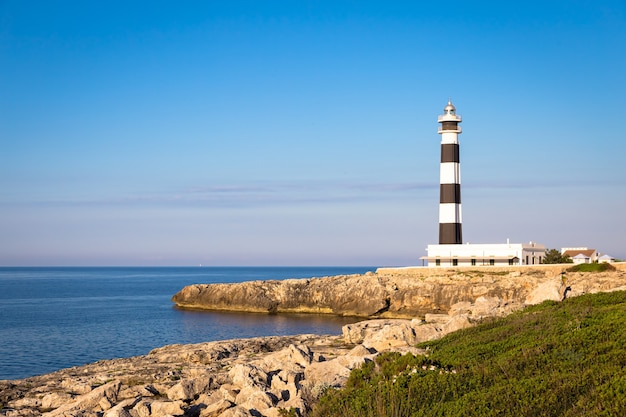 MINORCA ISLE - SPANJE - CIRCA AUGUSTUS 2020: schilderachtige Artrutx-vuurtoren bij zonsondergang, beroemde bezienswaardigheid van het eiland