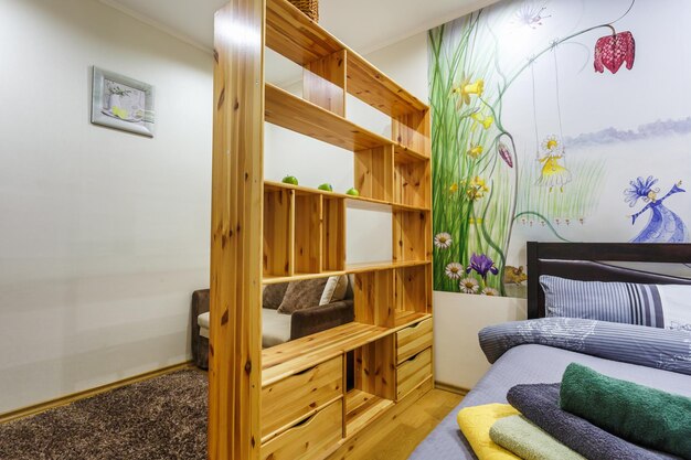 민스크 벨로루시 2020년 8월 밝은 색상 스타일의 스튜디오 아파트의 현대적인 고급 침실 인테리어