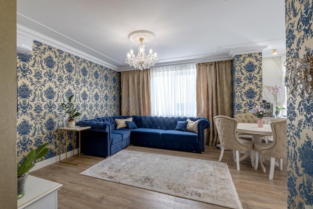 МИНСК БЕЛАРУСЬ АВГУСТ 2021 большой диван в интерьере современной гостиной с телевизором и свечами