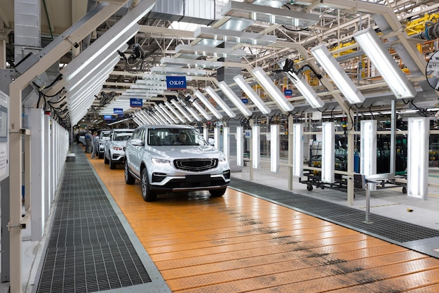 Photo minsk belarus dec 15 2021 automobile production line modern car assembly plant interior of a hightech factory manufacturing