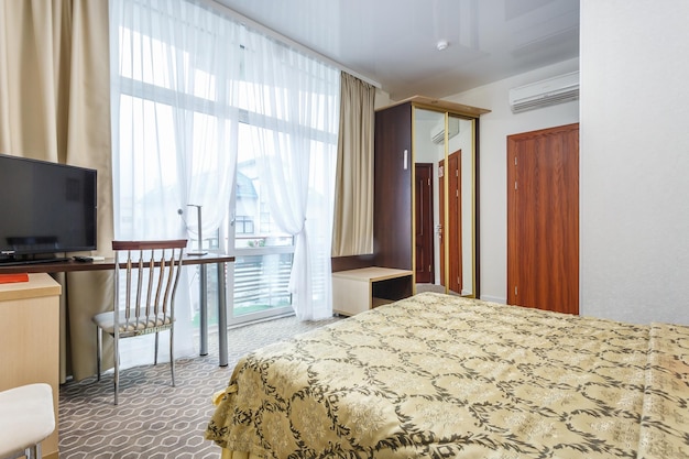 민스크 벨로루시 2020년 12월 밝은 색상 스타일의 스튜디오 아파트 또는 호텔의 현대적인 고급 침실 인테리어