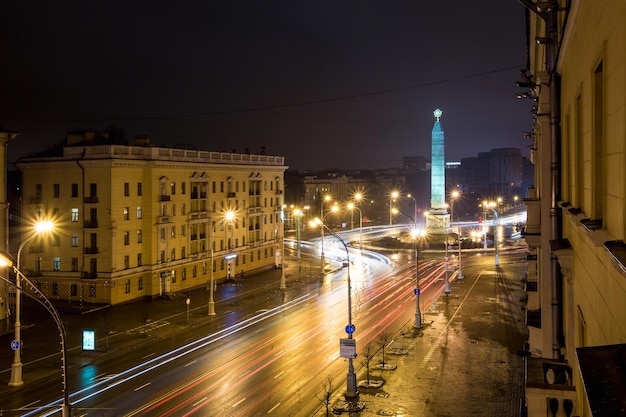 ミンスクベラルーシ2017年12月8日夜の街のライトライトヘッドライト車の夜の目論見書