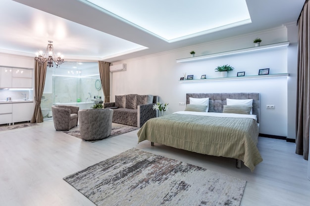 МИНСК БЕЛАРУСЬ Январь 2019 Интерьер современной спальни в лофте в стиле светлых тонов дорогих квартир в неоновом свете