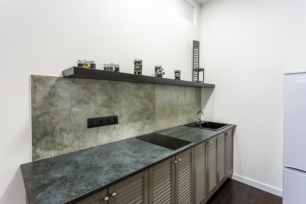МИНСК БЕЛАРУСЬ ЯНВАРЬ 2019 Интерьер современной кухни и гостевого холла в квартире-лофте в минималистическом стиле с черным цветом