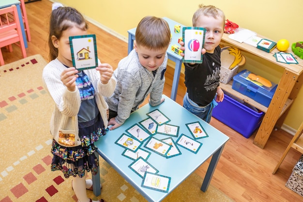 Foto minsk bielorussia gennaio 2020 alunni in classe di sviluppo dei bambini