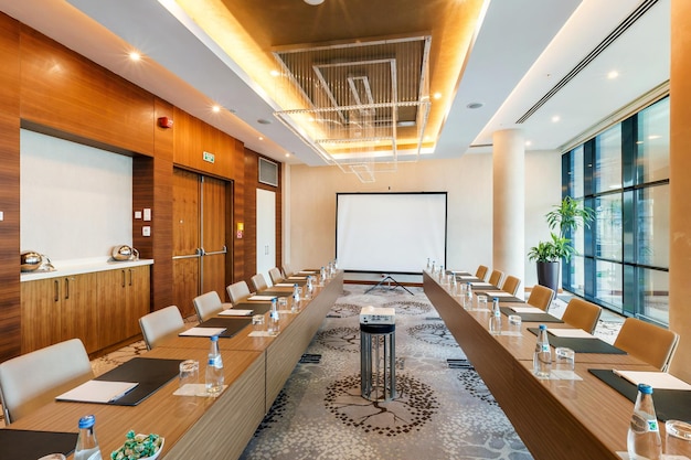 МИНСК БЕЛАРУСЬ ИЮЛЬ 2017 ряды сидений в интерьере современного пустого конференц-зала для деловых встреч