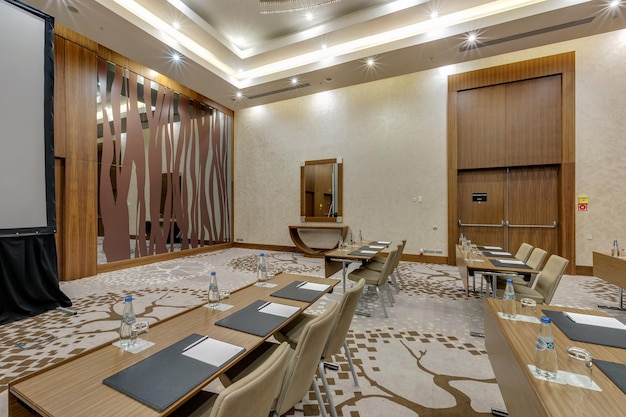 Minsk bielorussia luglio 2017 file di sedili all'interno della moderna sala conferenze vuota per riunioni di lavoro