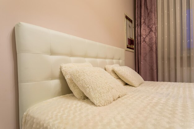 Minsk bielorussia giugno 2020 letto matrimoniale con cuscini all'interno della moderna camera da letto intima in appartamento in appartamenti in stile colore chiaro