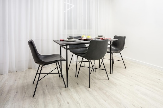 МИНСК БЕЛАРУСЬ МАРТ 2020 Интерьер современной роскошной кухни с гостевым столом в квартирах-студиях в минималистическом стиле темно-красного цвета