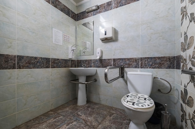 ミンスクベラルーシ2020年3月安いホテルの壁に取り付けられたシャワーの付属品が付いている角のシャワーの小屋の小さい浴室の詳細の蛇口が付いている水栓の流し