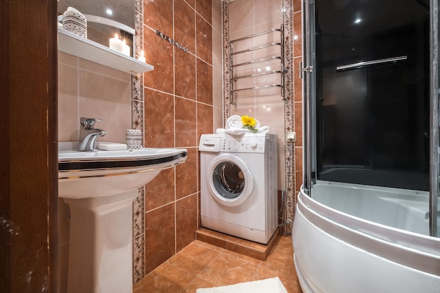 МИНСК БЕЛАРУСЬ МАЙ 2021 Керамическая раковина с краном с дозатором мыла и шампуня в дорогой ванной комнате со стиральной машиной