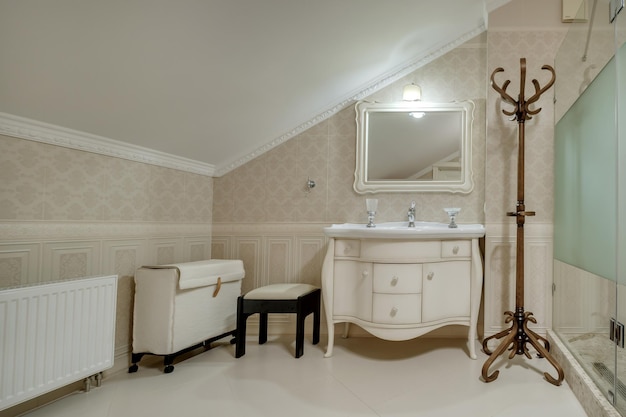 ミンスクベラルーシ2021年5月壁掛け式シャワーアタッチメント付きコーナートイレの高価なバスルームの詳細に蛇口付きの金属製水道水シンク