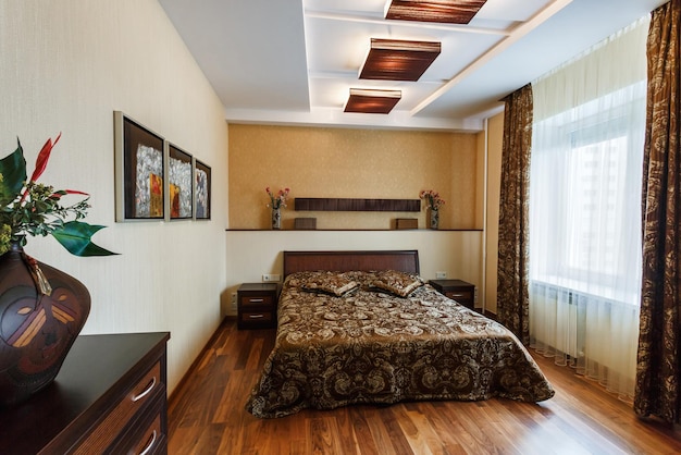 ミンスクベラルーシ2016年11月21日茶色のスタイルのデザインでフラットな豪華なベッドルームのインテリアロフト