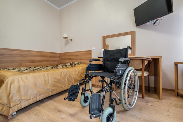 Foto minsk bielorussia ottobre 2020 interno della camera da letto con sedia a rotelle in appartamenti o hotel per persone con disabilità disabili anziani donne in gravidanza