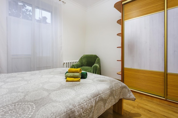 ミンスクベラルーシ2020年10月明るい色のスタイルのスタジオアパートメントのモダンな豪華なベッドルームのインテリア