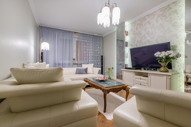 МИНСК БЕЛАРУСЬ ОКТЯБРЬ 2021 Интерьер современной гостиной или комнаты для гостей в однокомнатных квартирах с диваном и телевизором