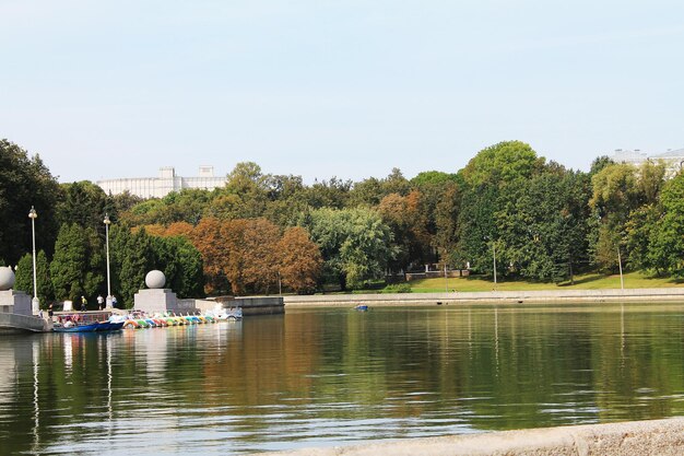 マキシム ゴーリキー川 Svisloch の素晴らしい景色にちなんで名付けられたミンスク ベラルーシ公園