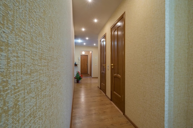 MINSK 벨로루시 2019년 9월 비싼 아파트 복도의 현대적인 현관에 있는 문