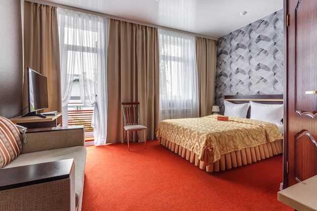 민스크 벨로루시 2020년 9월 스튜디오 아파트 또는 호텔의 현대적인 고급 침실 또는 객실 내부