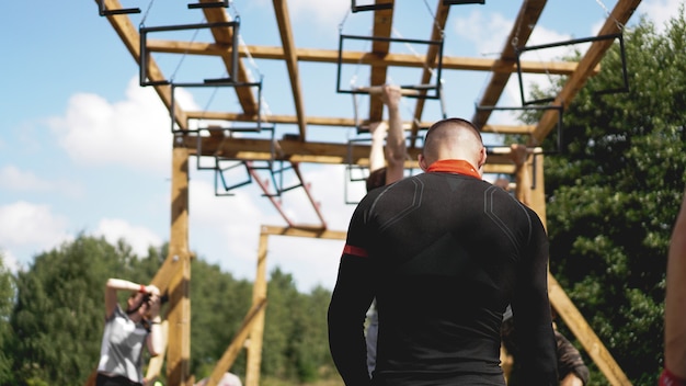 Minsk Bularus. 28 juli 2019 Zonnige dag. Sportwedstrijden in de natuur. Mannen voeren een oefening uit