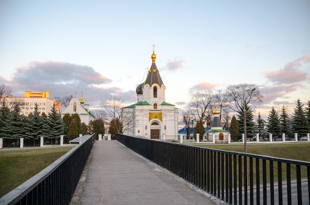 Minsk kerk met gouden koepel in de winter