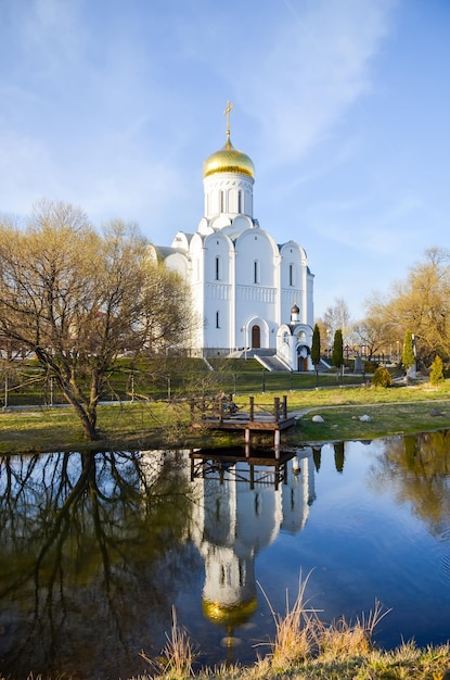 Minsk kerk met gouden koepel in de winter