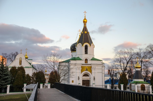 Minsk kerk met gouden koepel in de winter