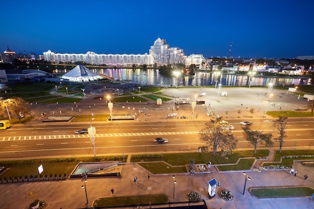 Minsk Wit-Rusland 18 augustus 2019 Zicht op Nemiga Central Street 's nachts vanaf een hoogte