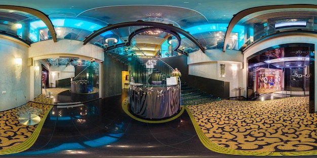 MINSK WIT RUSLAND 20 JULI 2016 Panorama in het interieur van de receptie modern luxe casino met glazen trappen Volledig 360 bij 180 graden naadloos bolvormig panorama in equirectangular equidistante projectie
