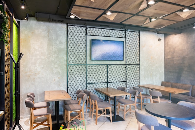 Minsk, Wit-Rusland - 29 mei 2019: interieur schot van lounge zone van restaurant