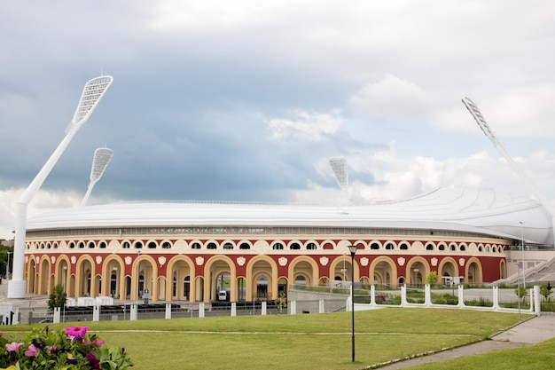 Foto minsk wit-rusland 30 juni 2022 wolk boven het stadion dynamo in minsk