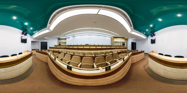 Foto minsk wit rusland 4 augustus 2016 panorama in het interieur van moderne conferentiezaal rijen stoelen voor persbericht volledig 360 bij 180 graden naadloos bolvormig panorama in equirectangular projectie