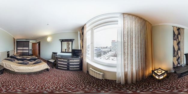 MINSK WIT RUSLAND 8 DECEMBER 2016 360 hoek panorama uitzicht in kleine ingerichte slaapkamer in hotel met uitzicht op winter stad Volledig 360 graden naadloos equirectangular bolvormig panorama vr ar inhoud