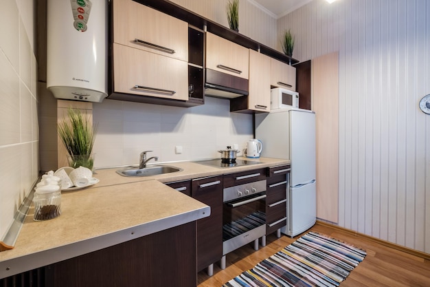 MINSK WIT RUSLAND AUGUSTUS 2021 Interieur van de kleine woonkeuken in studio-appartementen in minimalistische stijl met lichte kleur